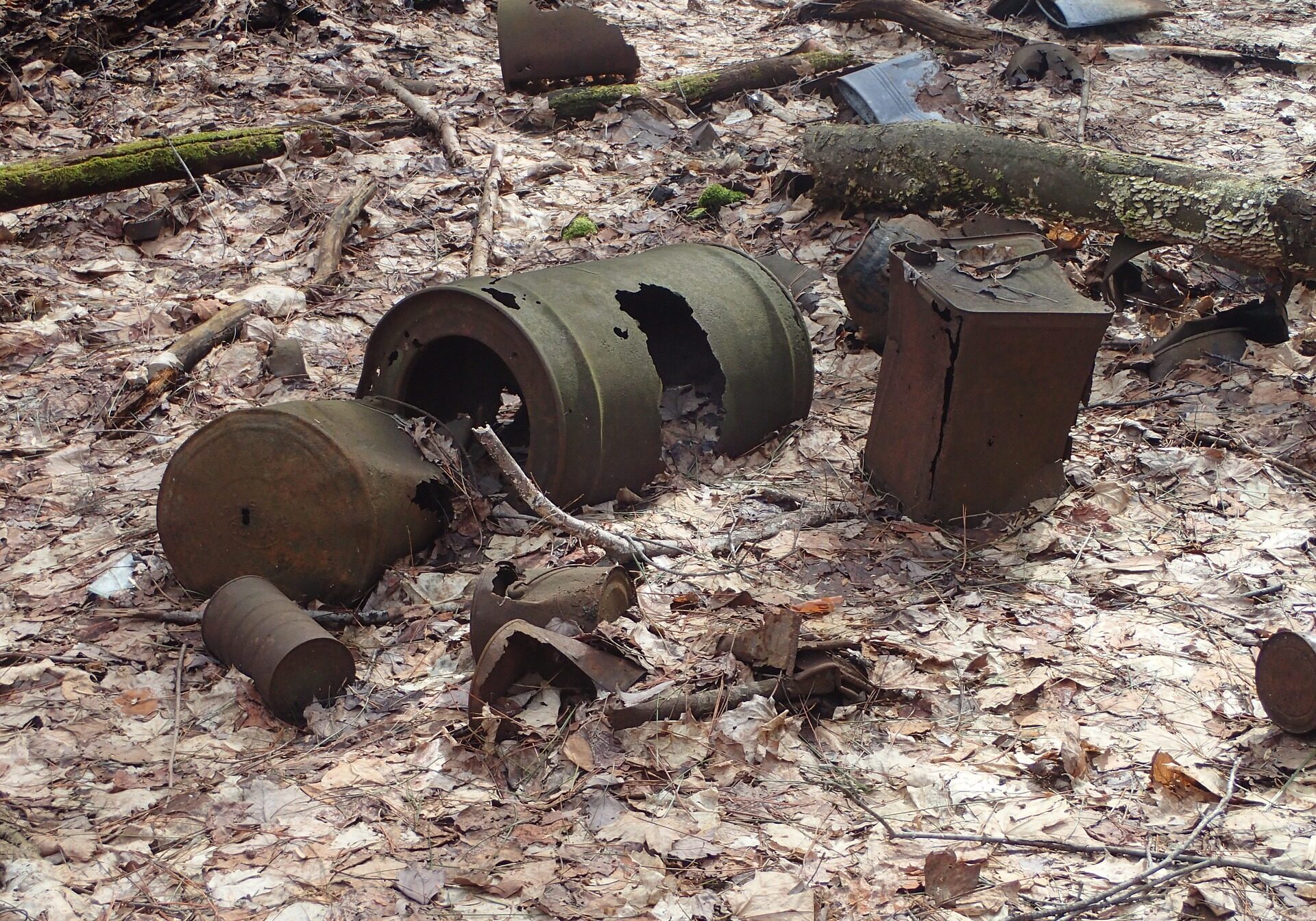 abandoned-barrel-1307492_1920